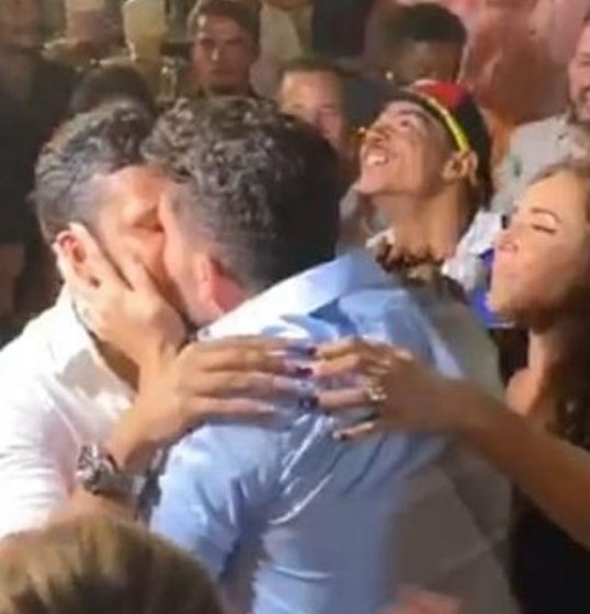 Carlinhos Maia e Lucas Guimarães se beijam em público pela primeira vez;