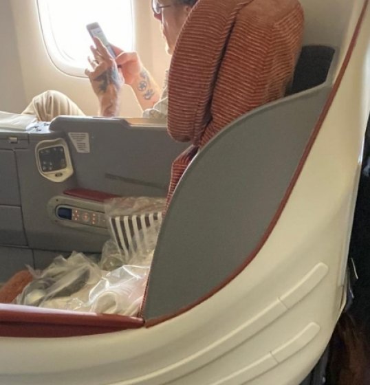 Nando Reis se irrita por ficar longe de assento no avião