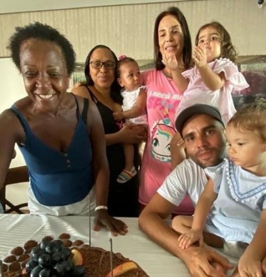Ivete Sangalo comemora aniversário e homenageia a babá de seus filhos