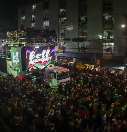 Acompanhe o que aconteceu nos Circuitos Dodô e Osmar no primeiro dia de Carnaval