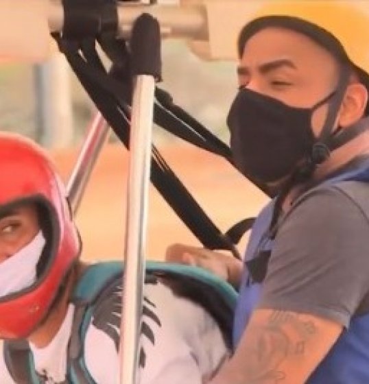 Programa Cidade Aratu desafia Alex Lopes em vôo ao vivo de paramotor