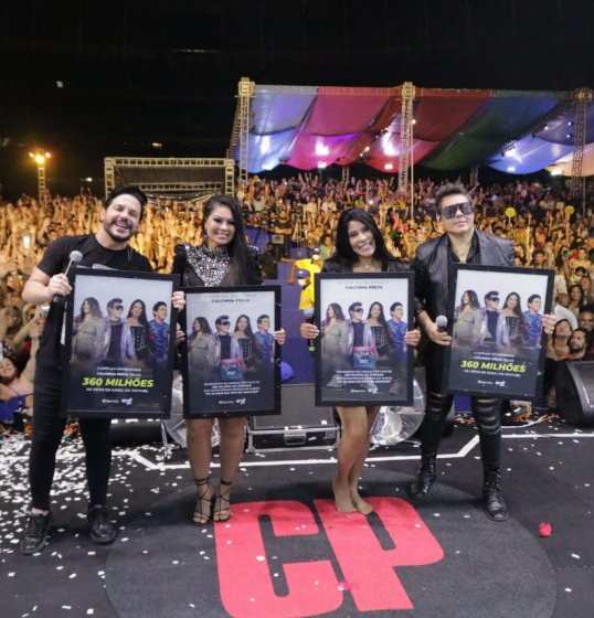 Calcinha Preta recebe disco de platina no palco do Pida Music Festival