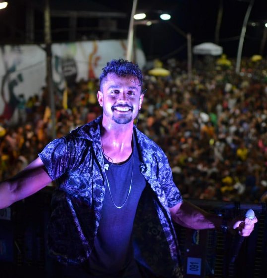 Lincoln celebra o sucesso do hit La Raba no carnaval de Salvador