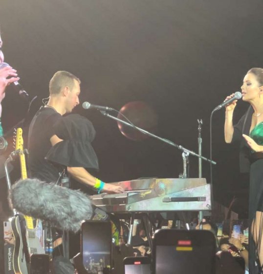 Sandy participa de show do Coldplay em São Paulo