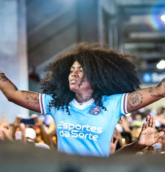 A Dama agita multidão na Arena Fonte Nova em jogo do Bahia