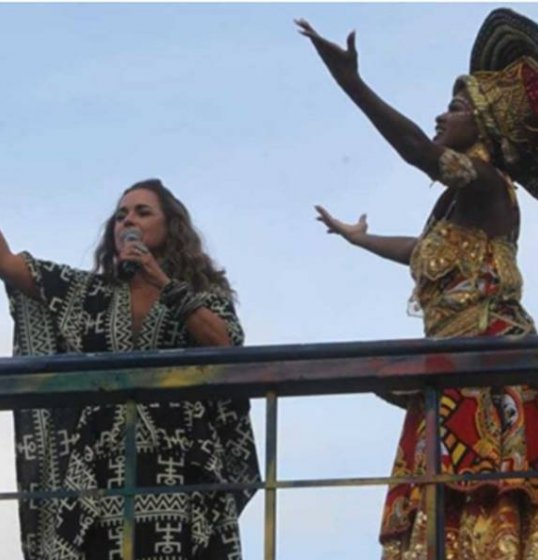 Daniela Mercury arrasta pipoca com homenagem a blocos afro no Campo Grande