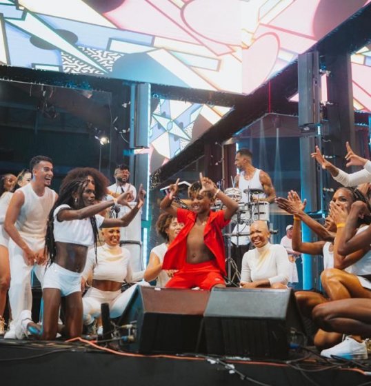 Depois de dançar com Ivete e Psirico, Daniel Levi sobe no palco de Xanddy na 'Melhor Segunda'