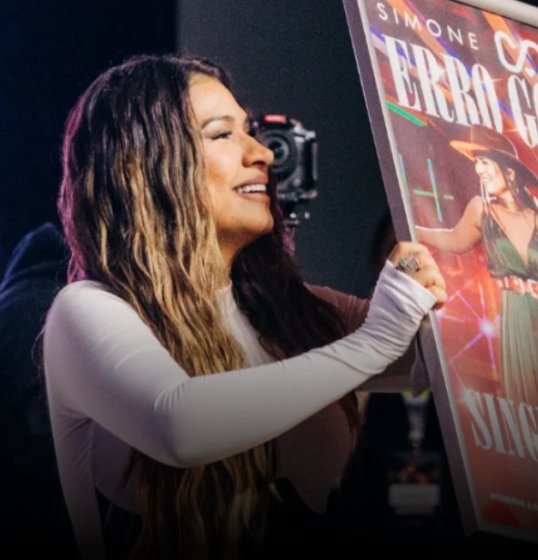 'Erro Gostoso' da cantora Simone Mendes ganha disco de platina 