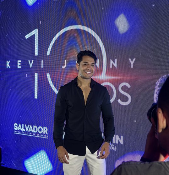 [Kevi Jonny celebra 10 anos de carreira com lançamento de DVD e fala sobre aprendizados na música]