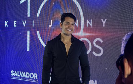 [Kevi Jonny celebra 10 anos de carreira com lançamento de DVD e fala sobre aprendizados na música]