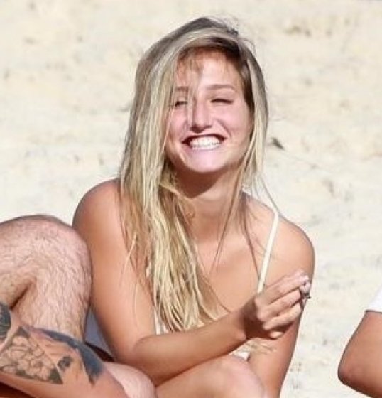 Atriz da Globo é flagrada fumando na praia com amigos e assessoria esclarece: 