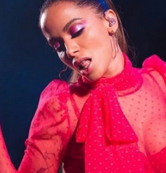 Anitta recebe R$ 800 mil para cantar em festa de herdeiro do banco Safra