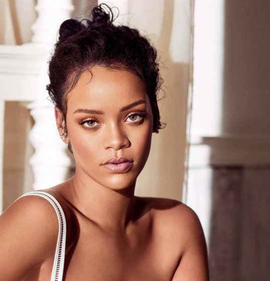 Rihanna se reúne com produtor de seus álbuns