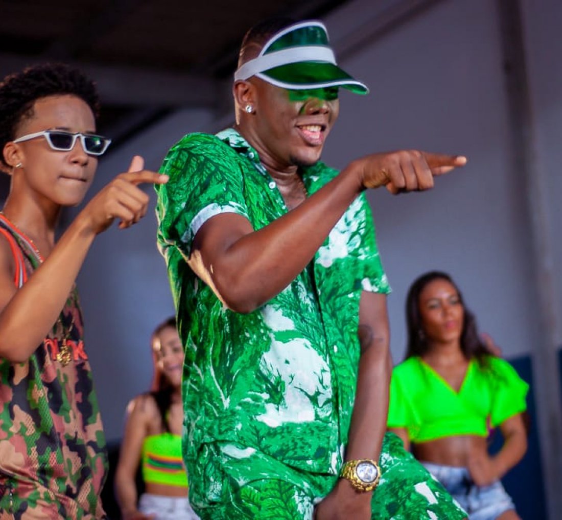 [BANDA PEGADEIRA LANÇA SEUNOVO CLIPE APOSTA PARA VERÃO 2020]