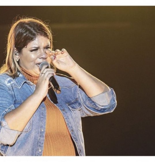 Grávida de cinco meses, Marília Mendonça leva tombo e preocupa produção de programa da Globo Grávida de cinco meses, Marília Mendonça leva tombo e preocupa produção de programa da Globo