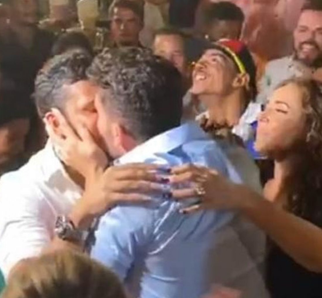 [Carlinhos Maia e Lucas Guimarães se beijam em público pela primeira vez;]
