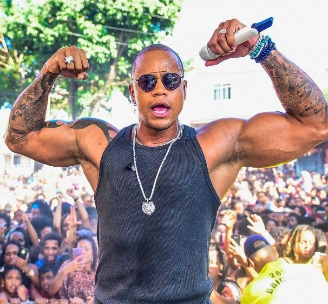 [Léo Santana faz show gratuito na sua comunidade]
