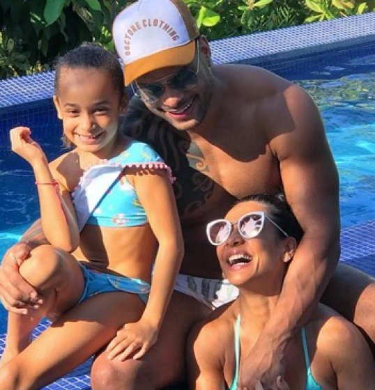 Scheila Carvalho posa na piscina com a família 