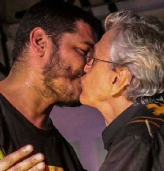 Caetano Veloso e Criolo se beijam em show