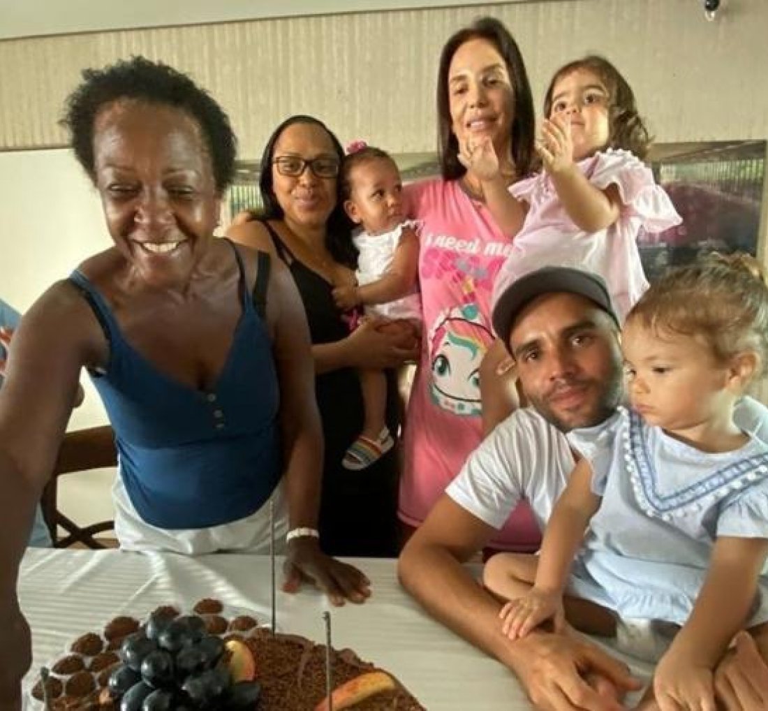 [Ivete Sangalo comemora aniversário e homenageia a babá de seus filhos]