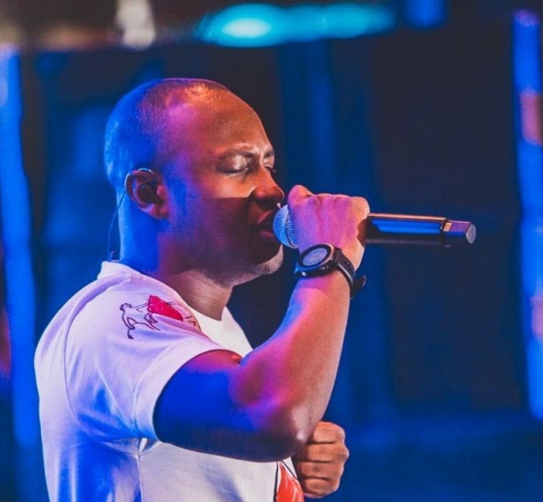 [Thiaguinho se emociona ao cantar música que fez para Fernanda Souza]
