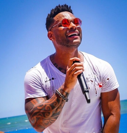 Parangolé presenteia bairro de Salvador com show gratuito. Parangolé presenteia bairro de Salvador com show gratuito.