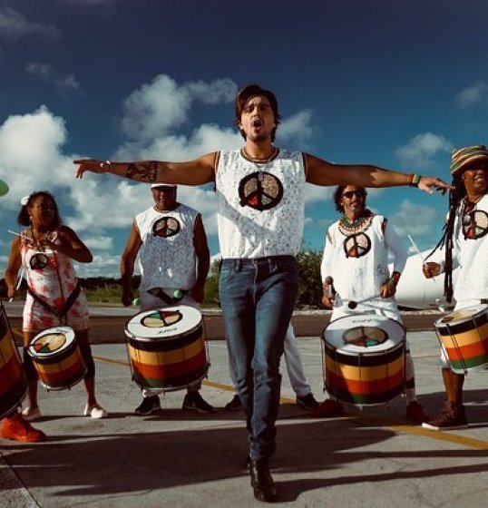  Luan Santana, Olodum e Léo Santana se juntam em clipe novo 