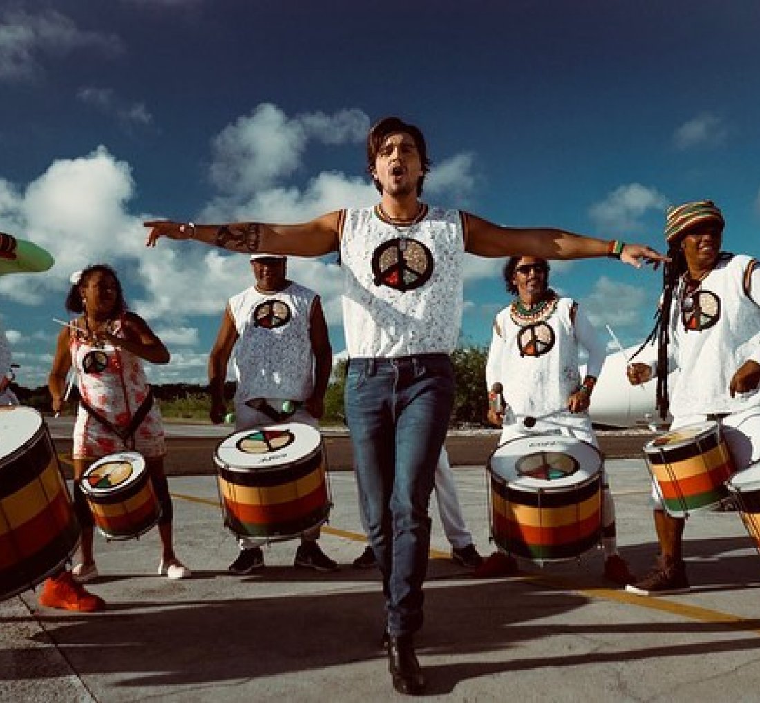 [ Luan Santana, Olodum e Léo Santana se juntam em clipe novo 