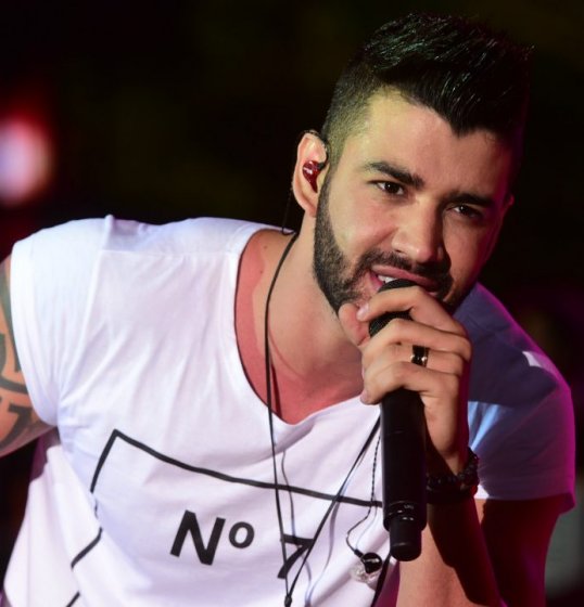 Palco do cantor Gusttavo Lima pega fogo durante show Palco do cantor Gusttavo Lima pega fogo durante show