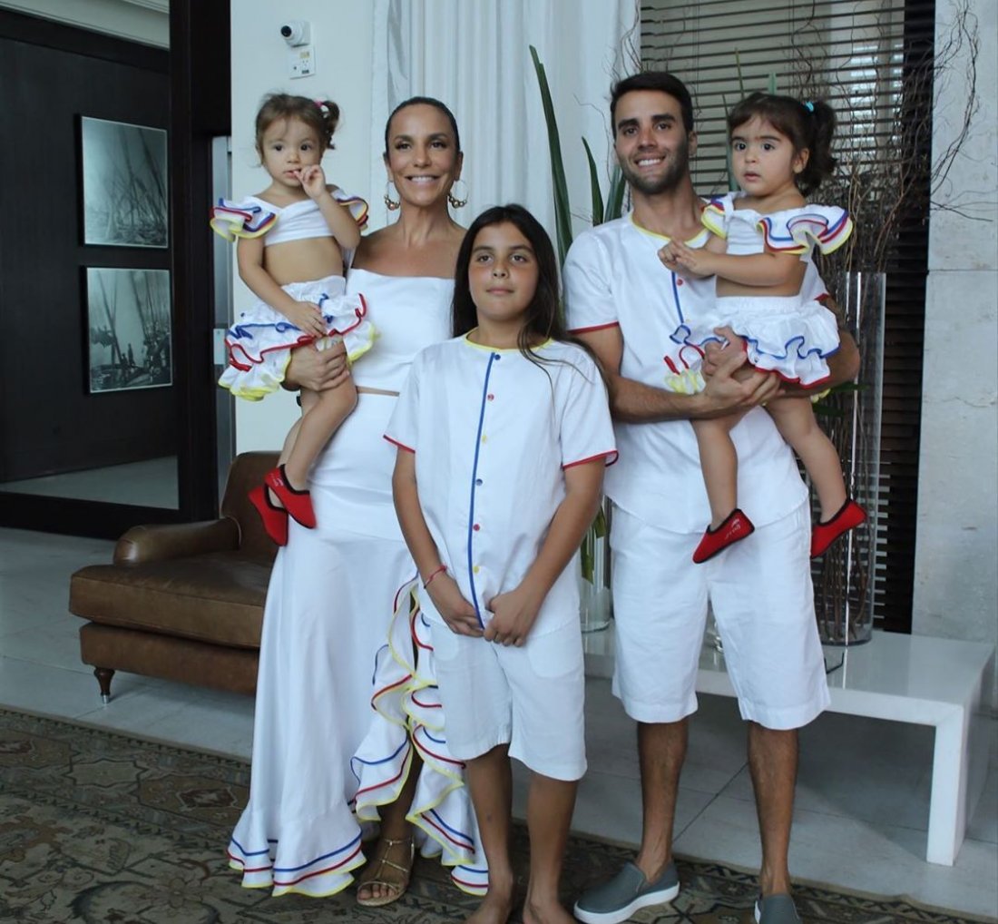[Ivete Sangalo comemora aniversário das filhas]