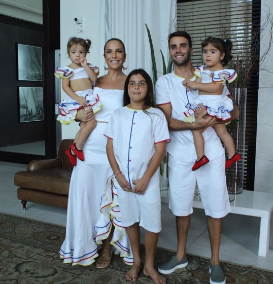 Ivete Sangalo comemora aniversário das filhas Ivete Sangalo comemora aniversário das filhas