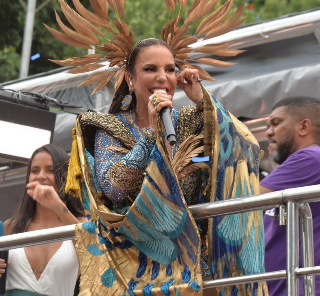[Ivete Sangalo dança com fã no trio e curte Carnaval com seu marido]