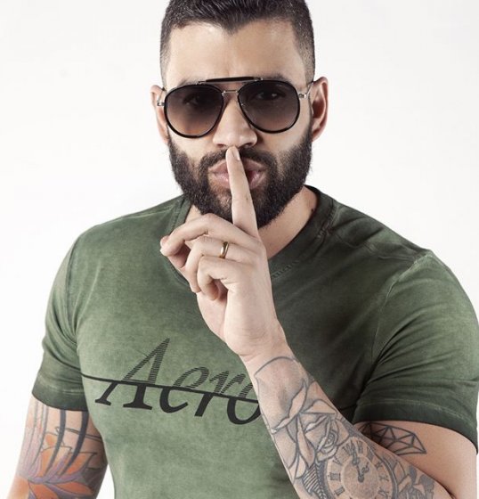 Gusttavo Lima surge com um novo visual Gusttavo Lima surge com um novo visual
