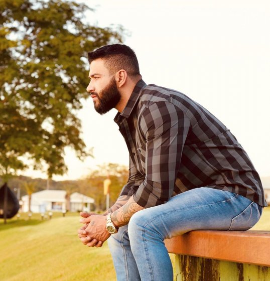 Gusttavo Lima se envolve em acidente ao sair de sua fazenda em Goiás Gusttavo Lima se envolve em acidente ao sair de sua fazenda em Goiás