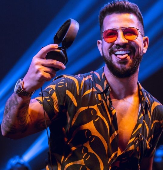 Dennis anuncia músicas novas com Ludmilla e Kevinho Dennis anuncia músicas novas com Ludmilla e Kevinho