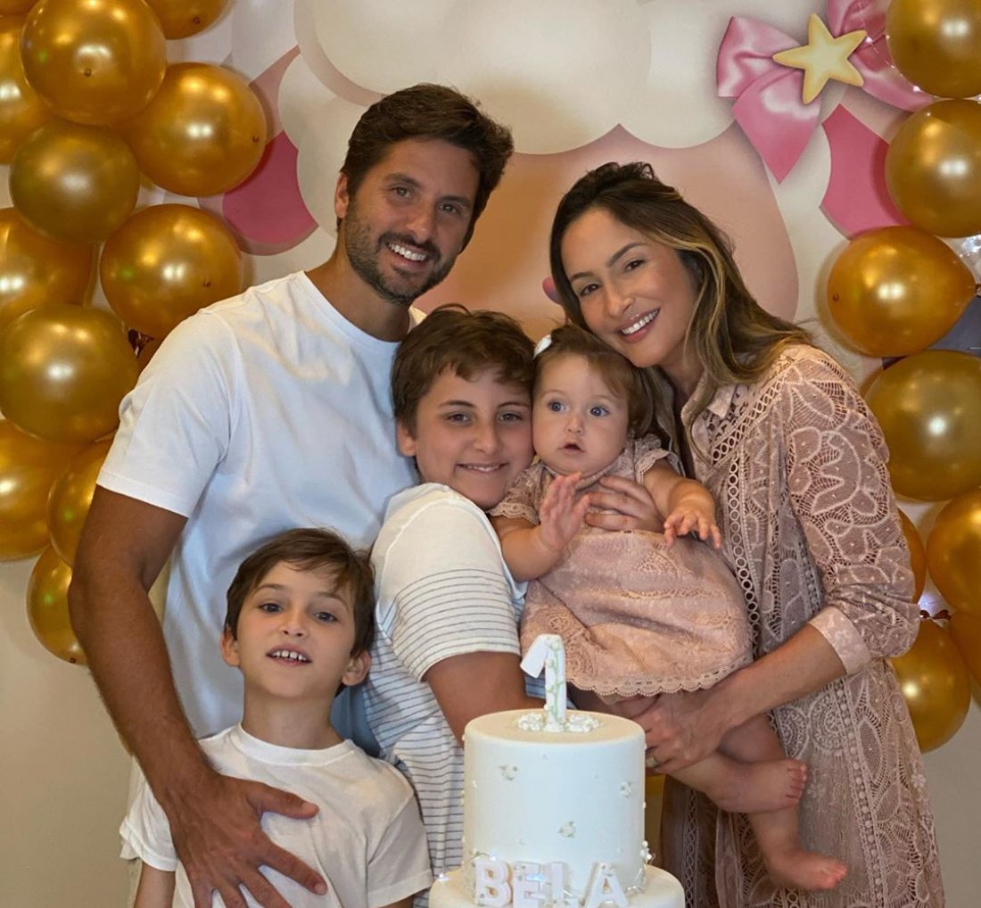 [Claudia Leitte divulga fotos do aniversário de Bela]