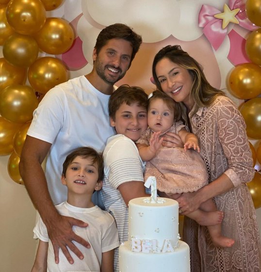 Claudia Leitte divulga fotos do aniversário de Bela