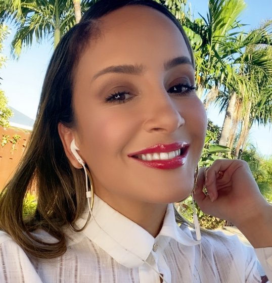 Confira! Cláudia Leitte divulga capa do novo hit Confira! Cláudia Leitte divulga capa do novo hit