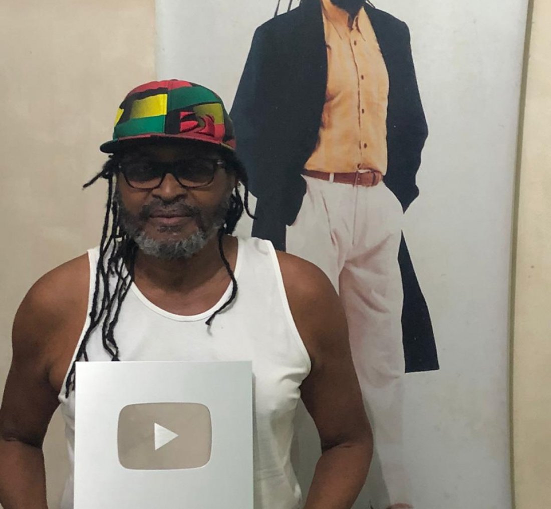 [Confira! Edson Gomes ganha placa do YouTube]