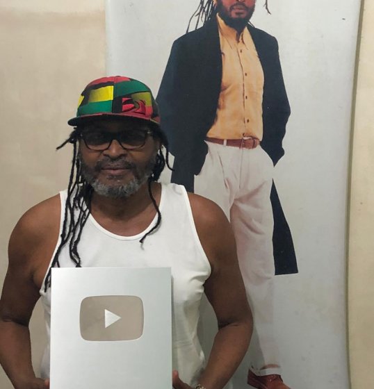 Confira! Edson Gomes ganha placa do YouTube