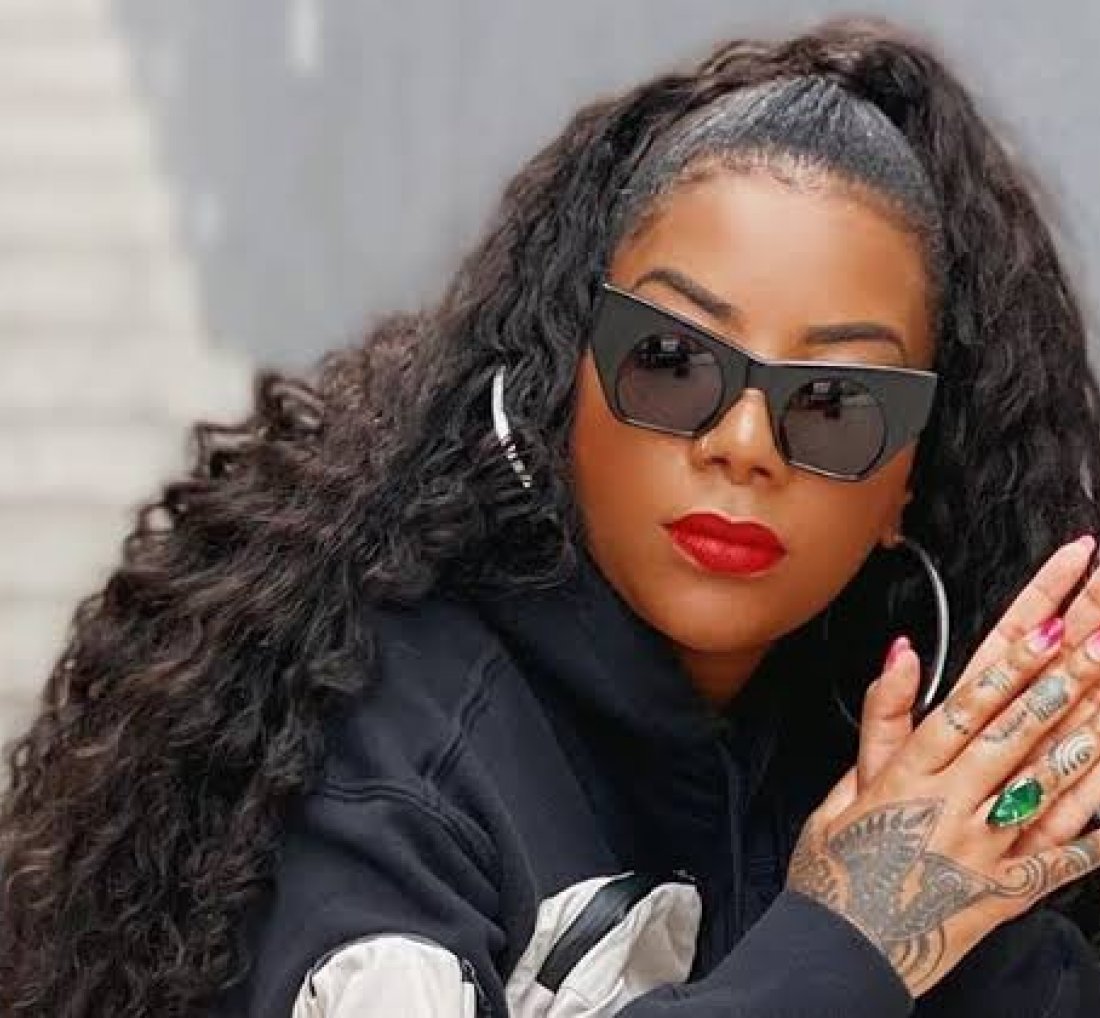 [Ludmilla se torna sua própria empresária ]