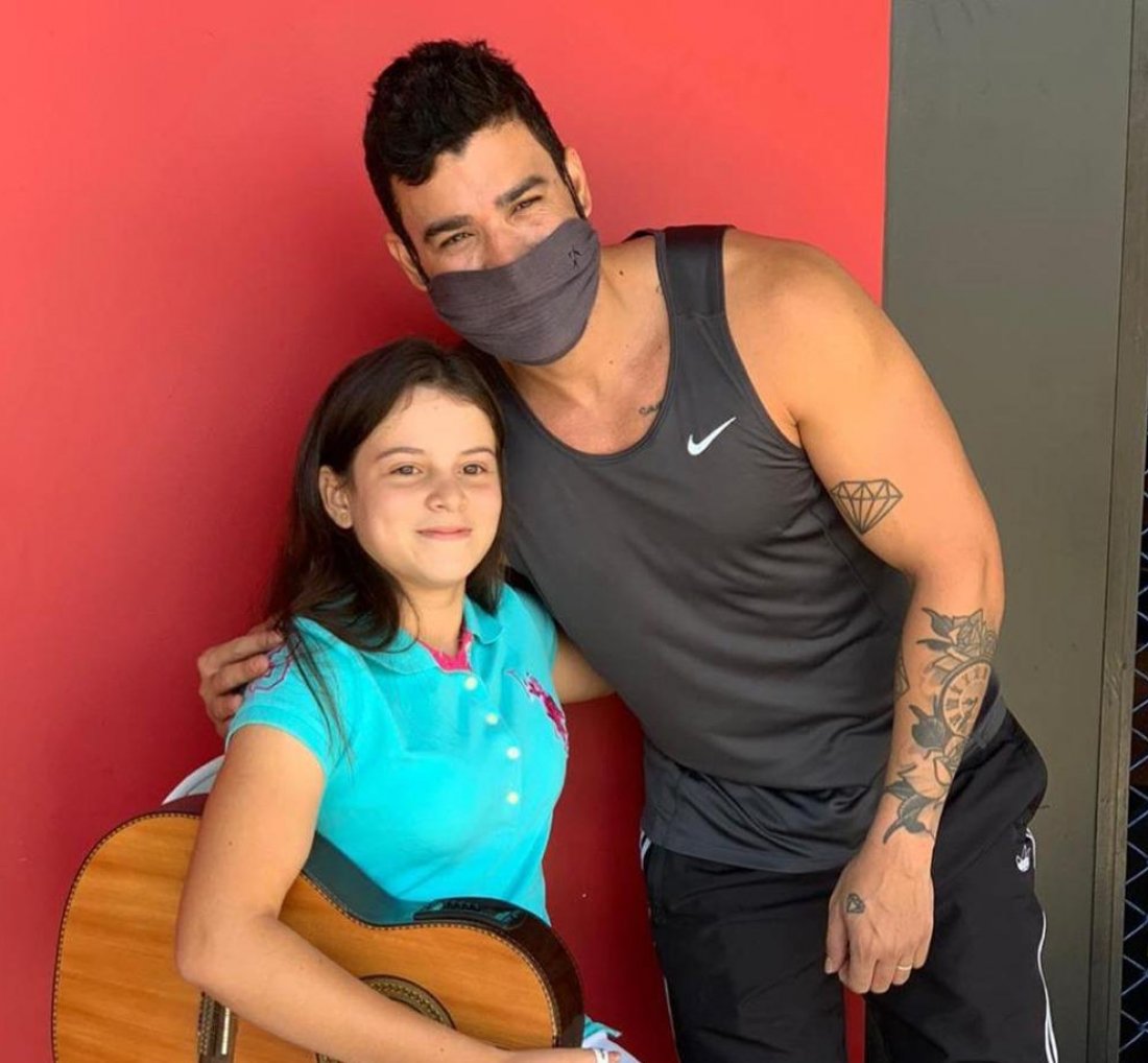 [Gusttavo Lima surpreende garota que estava cantando em calçada]