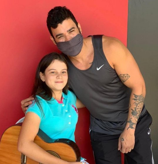 Gusttavo Lima surpreende garota que estava cantando em calçada Gusttavo Lima surpreende garota que estava cantando em calçada