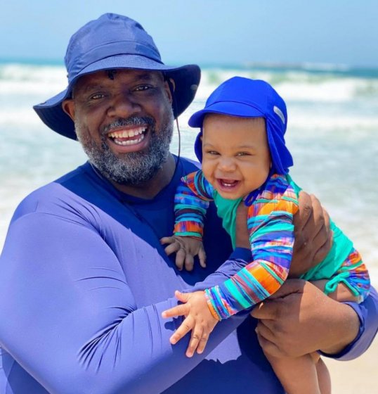 Péricles leva a filha na praia pela primeira vez e afirma: Inesquecível Péricles leva a filha na praia pela primeira vez e afirma: Inesquecível