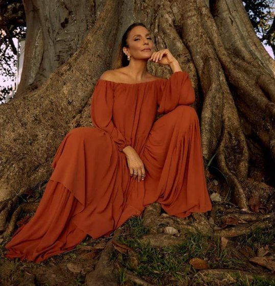 Ivete Sangalo lança clipe em parceria com Emicida Ivete Sangalo lança clipe em parceria com Emicida