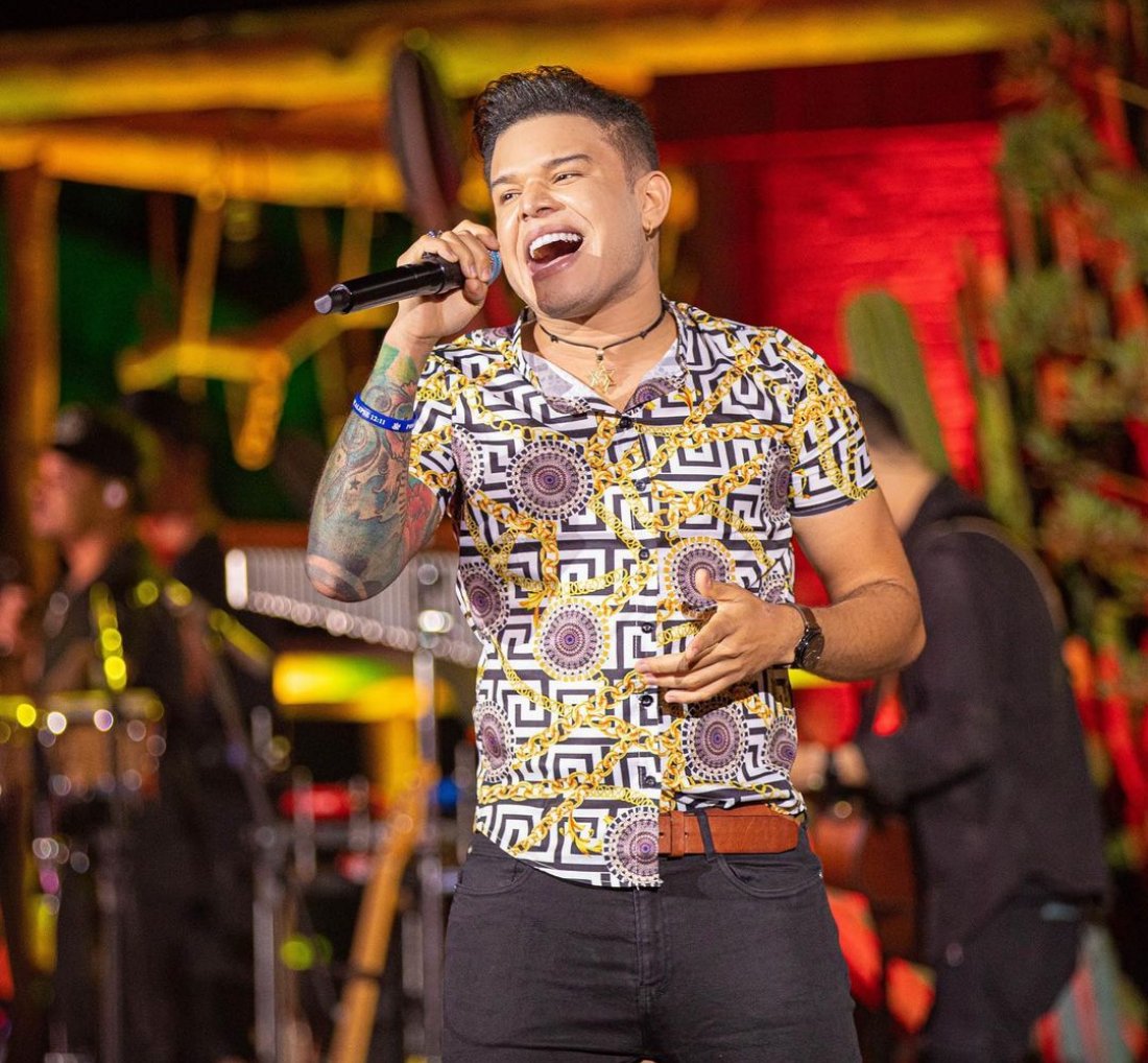 [Confira! Tierry celebra sucesso da sequência de lançamentos]