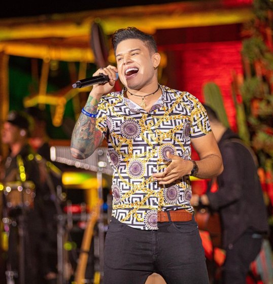 Confira! Tierry celebra sucesso da sequência de lançamentos Confira! Tierry celebra sucesso da sequência de lançamentos