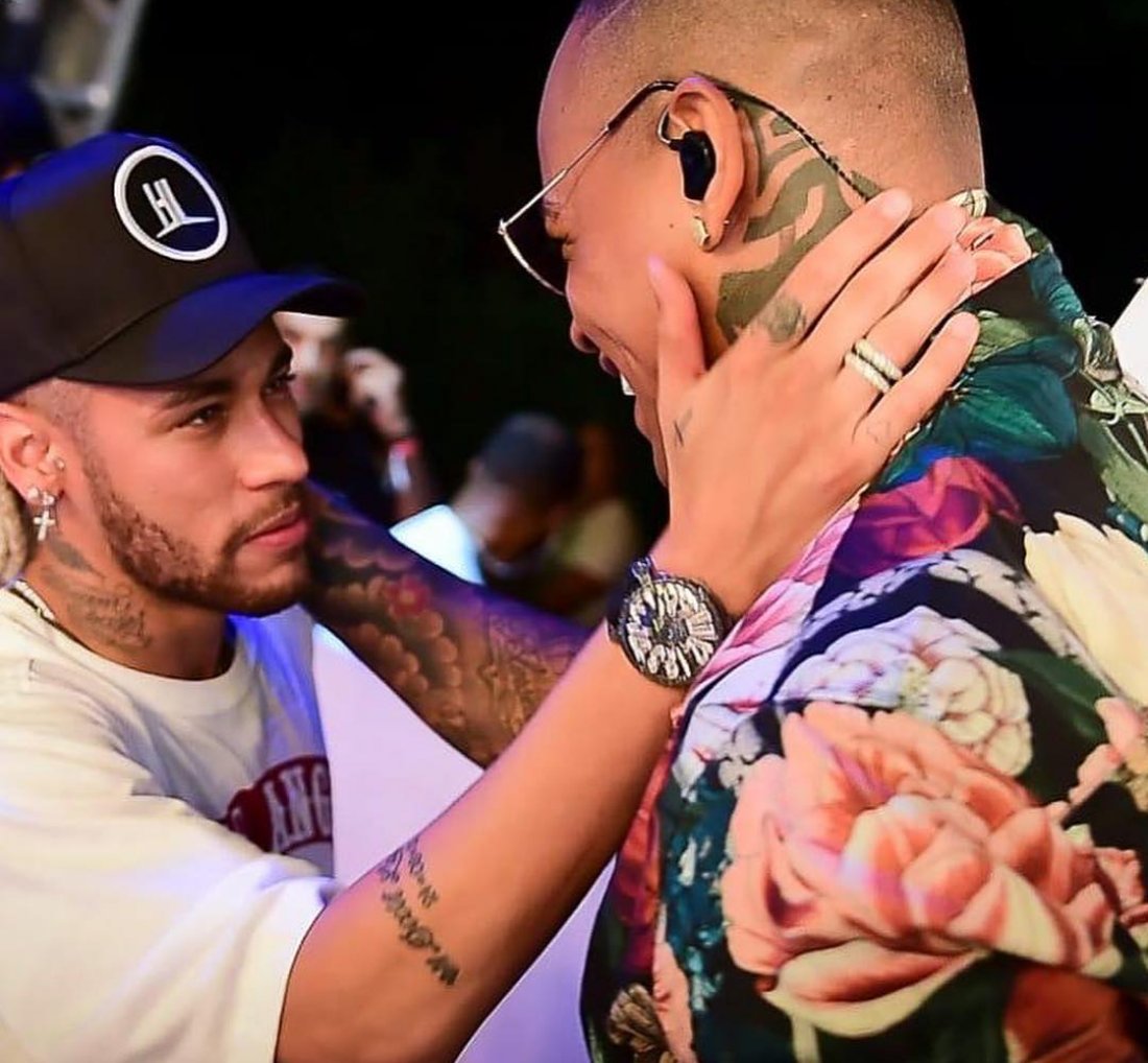 [Neymar sobe no Palco de Léo Santana]