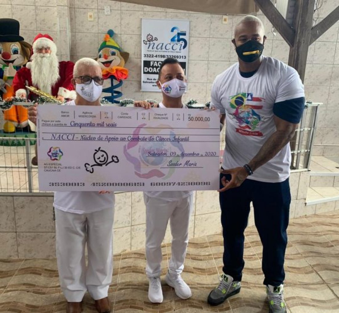 [Léo Santana participa de ação solidária e faz doação de R$ 50 mil para ONG]