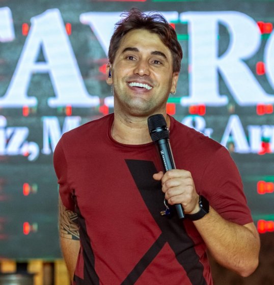 Sextou! Tayrone lança CD promocional com músicas inéditas e regravações de sucesso